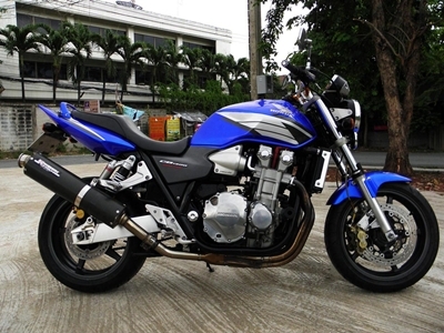 ต้องการขายด่วนๆครับ cb 1300 ปี 2005 สภาพดีสวยมากครับ ทะเบียนเเท้ ราคา 299,000