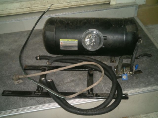 ซื้อมามือ1ใส่ไม่ถึง2ปีพอดีขายรถได้ชุดแกสติดรถยนต์ พร้อมใส่ ถัง58 ระบบดูดขาย5000บ. ทักในlineใช้ชื่อniintouchโทร0861721580 อยู่สมุทรสงคราม