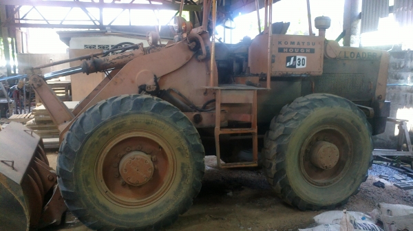 ขายรถตัก  KOMATSU J 30 สภาพพร้อมใช้งาน