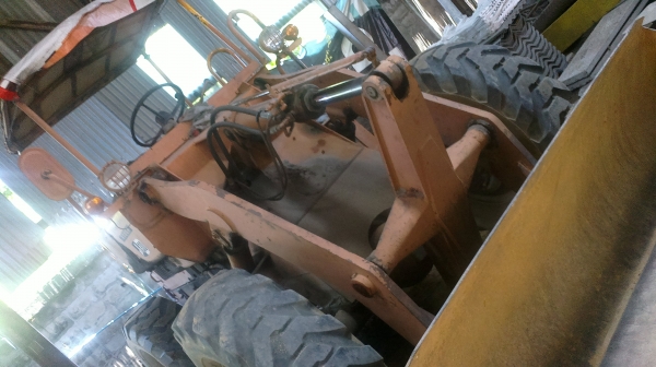 ขายรถตัก  KOMATSU J 30 สภาพพร้อมใช้งาน