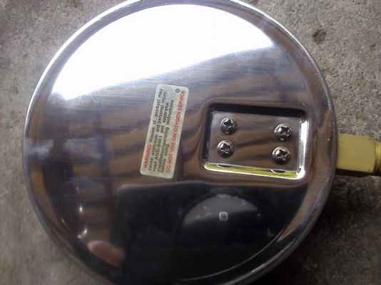 เกจหน้าปัดบอกแรงดันใช้ได้กับทุกจุดที่ต้องการทราบแรงดัน เช่นถังลม ท่อต่างๆ