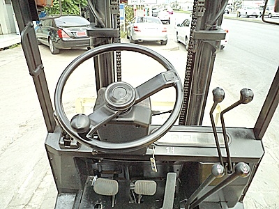 ขายรถยกSUMITOMO 2 ตัน (รุ่นใหม่)  เครื่องดีเซล กระบอกคู่ เสาสูง 3 เมตร ยางตันใหม่ 4 ล้อ  พวงมาลัยเพาเว่อร์  สีเดิมจากนอก นำเข้าจากญี่ปุ่น ใช้งานได้ทันที