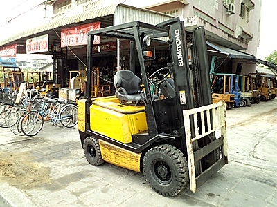 ขายรถยกSUMITOMO 2 ตัน (รุ่นใหม่)  เครื่องดีเซล กระบอกคู่ เสาสูง 3 เมตร ยางตันใหม่ 4 ล้อ  พวงมาลัยเพาเว่อร์  สีเดิมจากนอก นำเข้าจากญี่ปุ่น ใช้งานได้ทันที