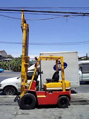 ขายรถยกโตโยต้า 1.5 ตัน รุ่น5 เครื่องเบนซิน เกียร์ออโต้  กระบอกคู่ ยางตันใหม่ เสาสูง 3 เมตร  พวงมาลัยเพาเว่อร์  สีเดิมจากนอก นำเข้าจากญี่ปุ่น ใช้งานได้ทันที