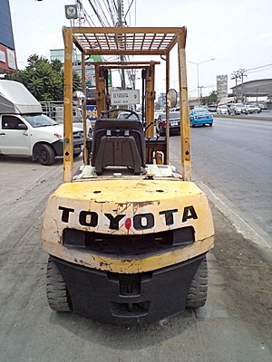 ขายรถยกโตโยต้า 2.5 ตัน เครื่องเบนซิน  กระบอกคุ่ เสาสูง 3 เมตร   พวงมาลัยเพาเว่อร์  สีเดิมจากนอก นำเข้าจากญี่ปุ่น ใช้งานได้ทันที