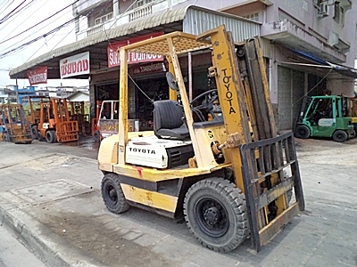 ขายรถยกโตโยต้า 2.5 ตัน เครื่องเบนซิน  กระบอกคุ่ เสาสูง 3 เมตร   พวงมาลัยเพาเว่อร์  สีเดิมจากนอก นำเข้าจากญี่ปุ่น ใช้งานได้ทันที