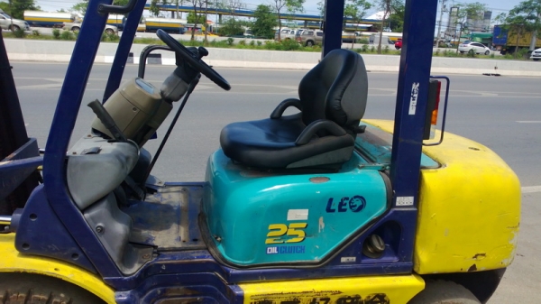 รถยกโคมัสสึรุ่น 14 น้ำหนักยก 2.5 ตัน เสาสูง 3 เมตร เครื่องดีเซล เกีรยร์ธรรมดา