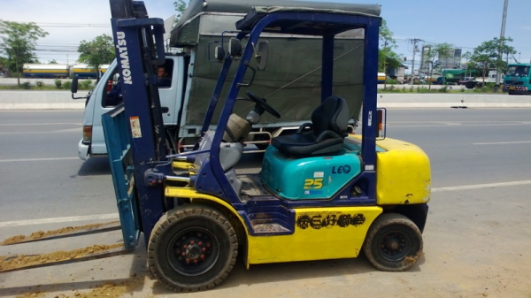 รถยกโคมัสสึรุ่น 14 น้ำหนักยก 2.5 ตัน เสาสูง 3 เมตร เครื่องดีเซล เกีรยร์ธรรมดา