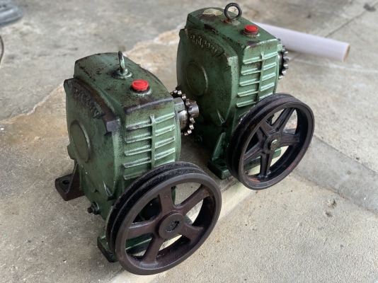 ขายหัวเกียร์ทดรอบ Bellpony made in Japan เบอร์ 100 ตัวใหญ่รับมอเตอร์ตั้งแต่ 5-15HP. ได้ครับ อัตราทด 1:50 สภาพสวย หมุนนิ่ม ทนงานหนักได้ดี พร้อมใช้งาน มี 2ตัว ราคาตัวละ 4,800 บาท