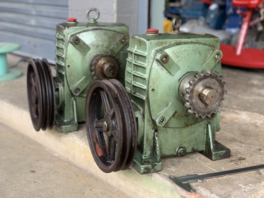 ขายหัวเกียร์ทดรอบ Bellpony made in Japan เบอร์ 100 ตัวใหญ่รับมอเตอร์ตั้งแต่ 5-15HP. ได้ครับ อัตราทด 1:50 สภาพสวย หมุนนิ่ม ทนงานหนักได้ดี พร้อมใช้งาน มี 2ตัว ราคาตัวละ 4,800 บาท