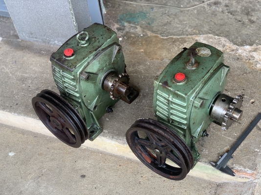 ขายหัวเกียร์ทดรอบ Bellpony made in Japan เบอร์ 100 ตัวใหญ่รับมอเตอร์ตั้งแต่ 5-15HP. ได้ครับ อัตราทด 1:50 สภาพสวย หมุนนิ่ม ทนงานหนักได้ดี พร้อมใช้งาน มี 2ตัว ราคาตัวละ 4,800 บาท