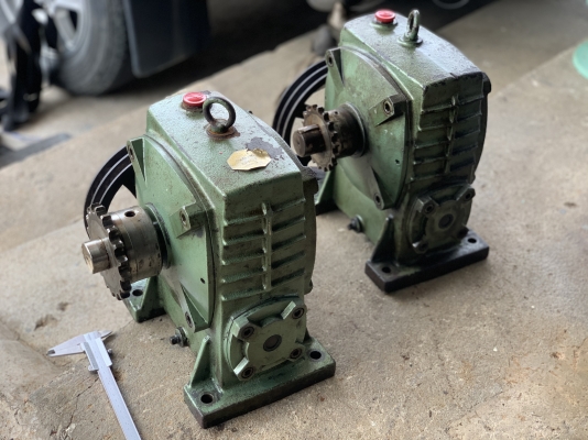 ขายหัวเกียร์ทดรอบ Bellpony made in Japan เบอร์ 100 ตัวใหญ่รับมอเตอร์ตั้งแต่ 5-15HP. ได้ครับ อัตราทด 1:50 สภาพสวย หมุนนิ่ม ทนงานหนักได้ดี พร้อมใช้งาน มี 2ตัว ราคาตัวละ 4,800 บาท