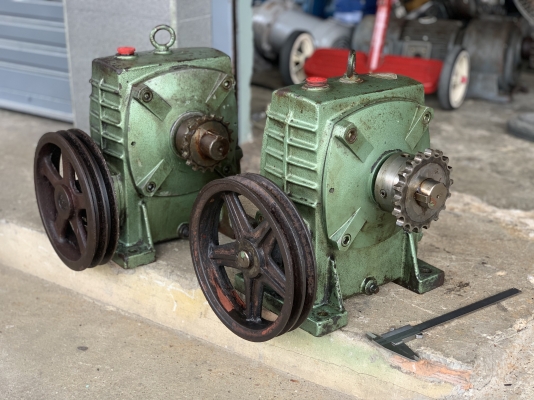 ขายหัวเกียร์ทดรอบ Bellpony made in Japan เบอร์ 100 ตัวใหญ่รับมอเตอร์ตั้งแต่ 5-15HP. ได้ครับ อัตราทด 1:50 สภาพสวย หมุนนิ่ม ทนงานหนักได้ดี พร้อมใช้งาน มี 2ตัว ราคาตัวละ 4,800 บาท