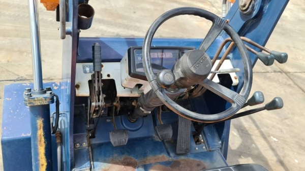 ขายด่วน165,000บาทรถตักโฟลิค โตต้า 5FG10ขนาด1ตันตัก1คิวยกสูง3เมตรเกียร์ธรรมดาเครื่องเบนซิน4สูบ4Yตัวใหม่ปั้มแรงเป็นเวท2.5ตันเป็นรถนอกเพื่งนำเข้ามายังไม่เคยใช้ในไทยเลย