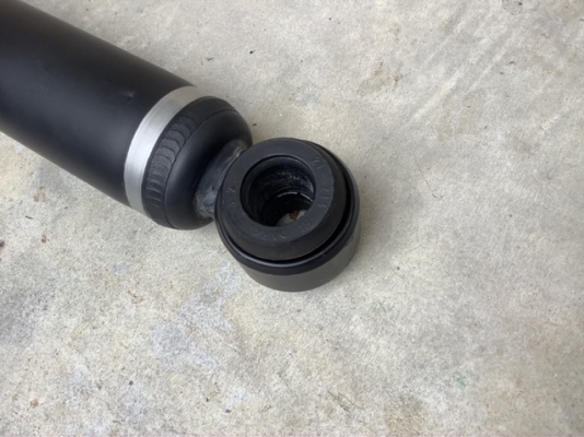 โช๊คอัพหลัง รีโว่ 4X4 สี่ประตู สภาพสมบูรณ์ ใช้แค่9,000 กม โช๊คอัพหลัง รีโว่ 4X4 สี่ประตู สภาพสมบูรณ์ ใช้แค่9,000 กม