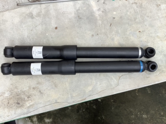 โช๊คอัพหลัง รีโว่ 4X4 สี่ประตู สภาพสมบูรณ์ ใช้แค่9,000 กม