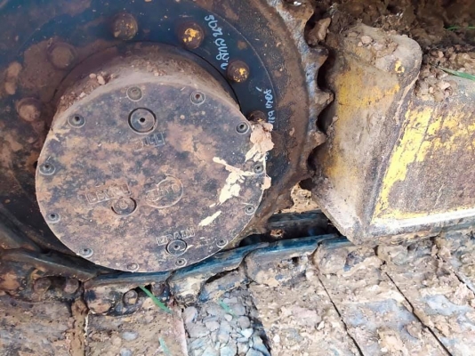 รถแบคโฮ  โคมัตสึ Pc60-5. 275000บาท ปั้มแรงๆ เครื่องดีมาก  แทรคใหม่2ข้าง สวยๆเดิมๆ แรงๆ  พร้อมใช้ เอกสารเล่มทะเบียนพร้อม     เปลี่ยนถ่ายของเหลวให้ใหม่ทั้งคัน  สนใจ0803839789  0940455869 ส่งฟรีไม่เกิน350กม.