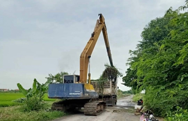 ขาย 695,000 บาท Komatsu PC200-5 ขาย 695,000 บาท Komatsu PC200-5