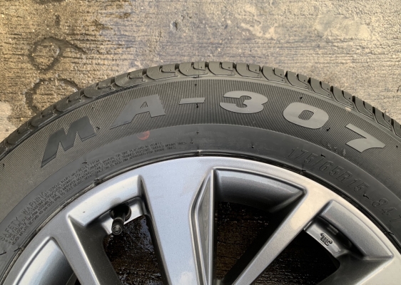 ล้อแม็ก Nissan Almera Sportech ขอบ 15 พร้อมยางป้ายแดง 175-65-15 Maxxis ปี 20 สภาพสวย