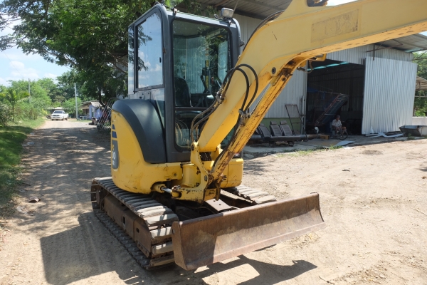 รถขุด komatsu pc30mr-2 นำเข้าญี่ปุ่นไม่เคยใช้ในไทย โทร 086-1602189