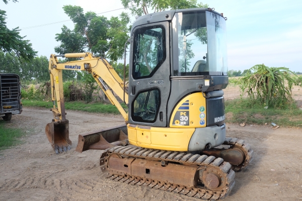 รถขุด komatsu pc30mr-2 นำเข้าญี่ปุ่นไม่เคยใช้ในไทย โทร 086-1602189