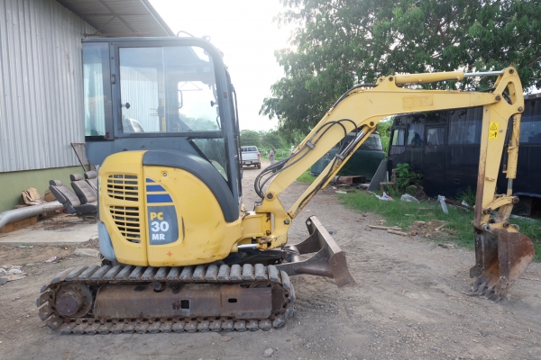 รถขุด komatsu pc30mr-2 นำเข้าญี่ปุ่นไม่เคยใช้ในไทย โทร 086-1602189