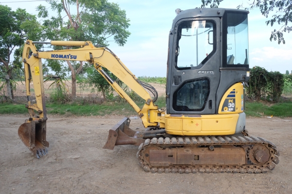 รถขุด komatsu pc30mr-2 นำเข้าญี่ปุ่นไม่เคยใช้ในไทย โทร 086-1602189