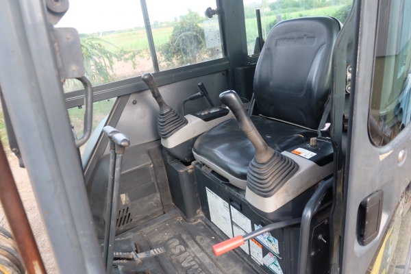 รถขุด komatsu pc30mr-2 นำเข้าญี่ปุ่นไม่เคยใช้ในไทย โทร 086-1602189