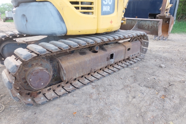 รถขุด komatsu pc30mr-2 นำเข้าญี่ปุ่นไม่เคยใช้ในไทย โทร 086-1602189