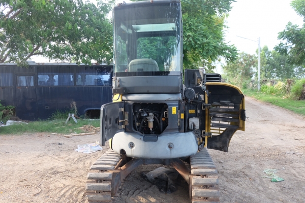 รถขุด komatsu pc30mr-2 นำเข้าญี่ปุ่นไม่เคยใช้ในไทย โทร 086-1602189