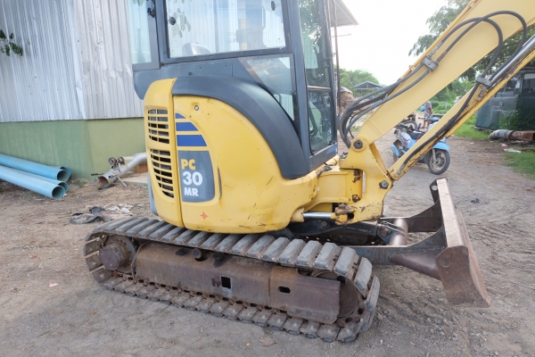 รถขุด komatsu pc30mr-2 นำเข้าญี่ปุ่นไม่เคยใช้ในไทย โทร 086-1602189