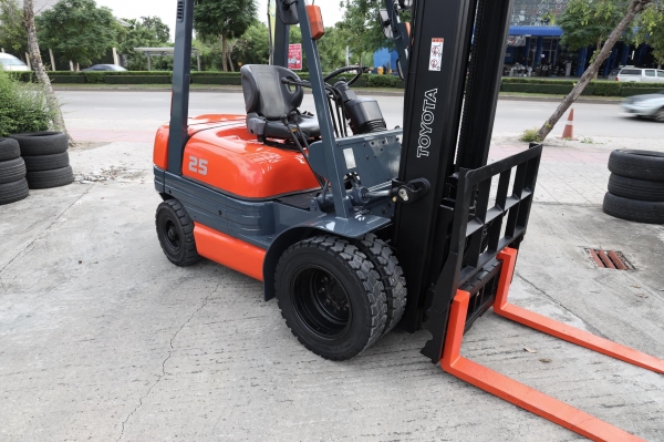 Toyata 6FD25 ยก2.5ตัน เสา4เมตร งาเท ดีเซล นำเข้าจากญี่ปุ่น Toyata 6FD25 ยก2.5ตัน เสา4เมตร งาเท ดีเซล นำเข้าจากญี่ปุ่น