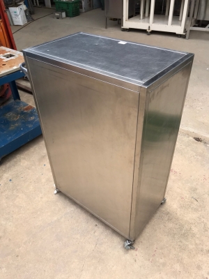 รถเข็นสแตนเลส ขนาด 40x68x106 ซม. มีลูกล้อ 4 ล้อ ไม่มีชั้นวาง ด้านในโล่งๆ สแตนเลสหนามาก เป็นของใช้งาน รถเข็นสแตนเลส ขนาด 40x68x106 ซม. มีลูกล้อ 4 ล้อ ไม่มีชั้นวาง ด้านในโล่งๆ สแตนเลสหนามาก เป็นของใช้งาน