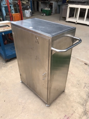 รถเข็นสแตนเลส ขนาด 40x68x106 ซม. มีลูกล้อ 4 ล้อ ไม่มีชั้นวาง ด้านในโล่งๆ สแตนเลสหนามาก เป็นของใช้งาน รถเข็นสแตนเลส ขนาด 40x68x106 ซม. มีลูกล้อ 4 ล้อ ไม่มีชั้นวาง ด้านในโล่งๆ สแตนเลสหนามาก เป็นของใช้งาน