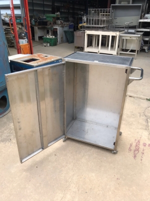 รถเข็นสแตนเลส ขนาด 40x68x106 ซม. มีลูกล้อ 4 ล้อ ไม่มีชั้นวาง ด้านในโล่งๆ สแตนเลสหนามาก เป็นของใช้งาน