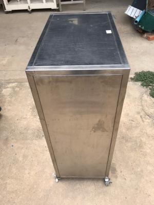 รถเข็นสแตนเลส ขนาด 40x68x106 ซม. มีลูกล้อ 4 ล้อ ไม่มีชั้นวาง ด้านในโล่งๆ สแตนเลสหนามาก เป็นของใช้งาน รถเข็นสแตนเลส ขนาด 40x68x106 ซม. มีลูกล้อ 4 ล้อ ไม่มีชั้นวาง ด้านในโล่งๆ สแตนเลสหนามาก เป็นของใช้งาน