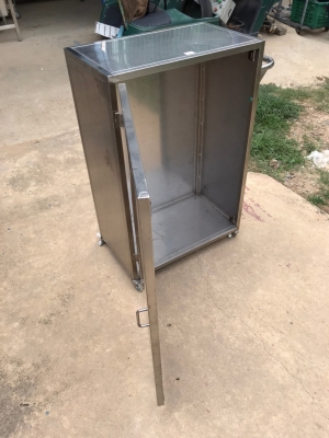 รถเข็นสแตนเลส ขนาด 40x68x106 ซม. มีลูกล้อ 4 ล้อ ไม่มีชั้นวาง ด้านในโล่งๆ สแตนเลสหนามาก เป็นของใช้งาน