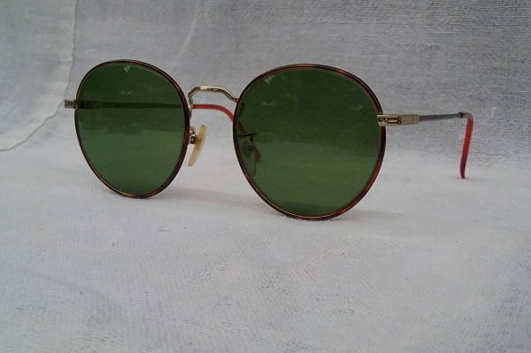 แว่นตาอาร์ติสท์ 'หยดน้ำ - ใหญ่ - แพนโต้ - จอห์น เลนนอน' ทศวรรษที่ 1990's อเมริกันแบรนด์เนมแถวหน้าของโลก งานทองเดินลาย / กรอบหุ้มลายกระ เลนส์กระจกคริสตัล 'สีเขียวธรรมชาติ' Vintage RALPH LAUREN ha แว่นตาอาร์ติสท์ 'หยดน้ำ - ใหญ่ - แพนโต้ - จอห์น เลนนอน' ทศวรรษที่ 1990's อเมริกันแบรนด์เนมแถวหน้าของโลก งานทองเดินลาย / กรอบหุ้มลายกระ เลนส์กระจกคริสตัล 'สีเขียวธรรมชาติ' Vintage RALPH LAUREN ha