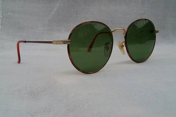 แว่นตาอาร์ติสท์ 'หยดน้ำ - ใหญ่ - แพนโต้ - จอห์น เลนนอน' ทศวรรษที่ 1990's อเมริกันแบรนด์เนมแถวหน้าของโลก งานทองเดินลาย / กรอบหุ้มลายกระ เลนส์กระจกคริสตัล 'สีเขียวธรรมชาติ' Vintage RALPH LAUREN ha แว่นตาอาร์ติสท์ 'หยดน้ำ - ใหญ่ - แพนโต้ - จอห์น เลนนอน' ทศวรรษที่ 1990's อเมริกันแบรนด์เนมแถวหน้าของโลก งานทองเดินลาย / กรอบหุ้มลายกระ เลนส์กระจกคริสตัล 'สีเขียวธรรมชาติ' Vintage RALPH LAUREN ha