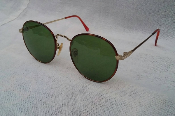 แว่นตาอาร์ติสท์ 'หยดน้ำ - ใหญ่ - แพนโต้ - จอห์น เลนนอน' ทศวรรษที่ 1990's อเมริกันแบรนด์เนมแถวหน้าของโลก งานทองเดินลาย / กรอบหุ้มลายกระ เลนส์กระจกคริสตัล 'สีเขียวธรรมชาติ' Vintage RALPH LAUREN ha แว่นตาอาร์ติสท์ 'หยดน้ำ - ใหญ่ - แพนโต้ - จอห์น เลนนอน' ทศวรรษที่ 1990's อเมริกันแบรนด์เนมแถวหน้าของโลก งานทองเดินลาย / กรอบหุ้มลายกระ เลนส์กระจกคริสตัล 'สีเขียวธรรมชาติ' Vintage RALPH LAUREN ha