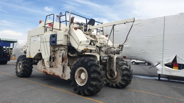 รถกัด CMI RS800 ปี 2005.