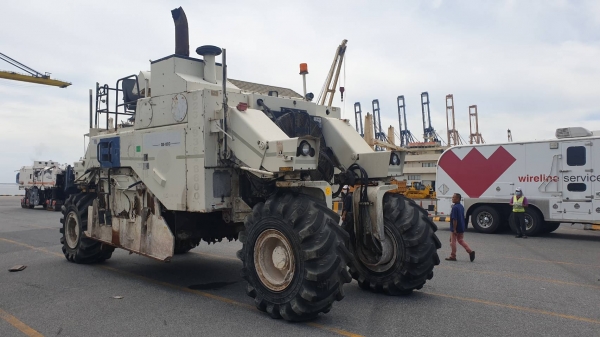 รถกัด CMI RS800 ปี 2005.