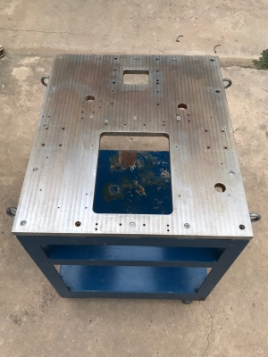 โครงเครื่องจักร ขนาด 60x71x75 ซม.มีลูกล้อพร้อมขาปรับระดับ 4 ล้อ เหล็กหนา มีรอยการใช้งาน งานดี ราคาตั