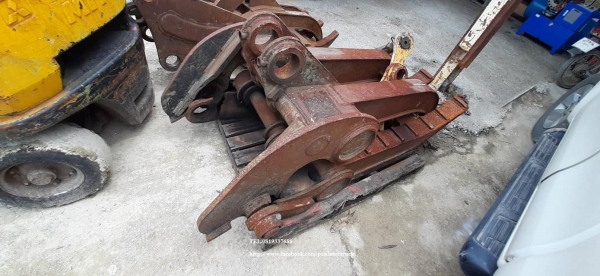 FROM JAPAN ตัวคีบปากหนีบไม้ GRAPPLE อุปกรณ์รองรับ สำหรับรถขุดไซค์ 200 ,220 สินค้าเก่านอก ขายตามสภาพ**