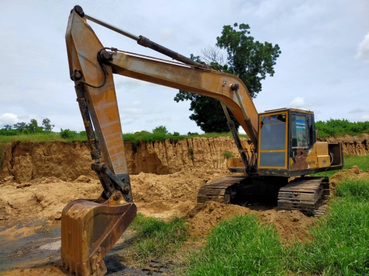 ขายรถแบคโฮ KOMATSU PC200-3 ขายรถแบคโฮ KOMATSU PC200-3