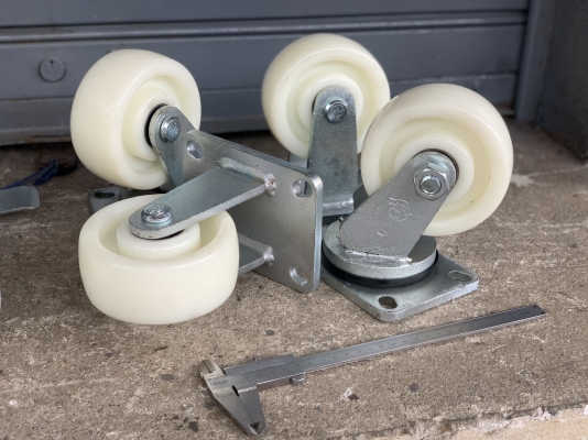 ขายล้อเลื่อนอุตสาหกรรม Handball Caster แบบไนล่อน มีขนาด 5นิ้ว และ 4นิ้วครับ *** ของใหม่ไม่เคยใช้งาน ***  มีขนาด 5นิ้ว กับ 4นิ้ว ครับ