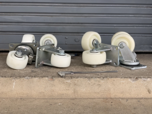 ขายล้อเลื่อนอุตสาหกรรม Handball Caster แบบไนล่อน มีขนาด 5นิ้ว และ 4นิ้วครับ *** ของใหม่ไม่เคยใช้งาน ***  มีขนาด 5นิ้ว กับ 4นิ้ว ครับ