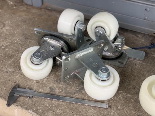 ขายล้อเลื่อนอุตสาหกรรม Handball Caster แบบไนล่อน มีขนาด 5นิ้ว และ 4นิ้วครับ *** ของใหม่ไม่เคยใช้งาน ***  มีขนาด 5นิ้ว กับ 4นิ้ว ครับ