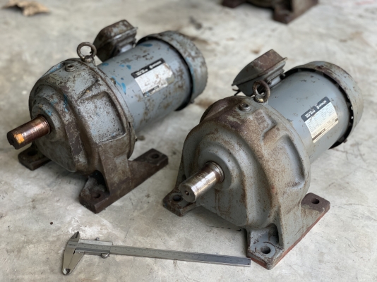 ขายมอเตอร์เกียร์ Hitachi gear motor 1HP. 380V อัตราทด 1:29 เพลาออกประมาณ 50รอบต่อนาที สภสพดีเดิมๆ หมุนนิ่ม พร้อมใช้งาน มี 2ตัวครับ ราคาตัวละ 4,200 บาท