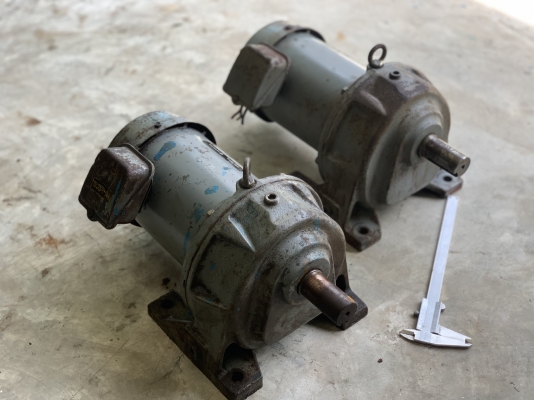 ขายมอเตอร์เกียร์ Hitachi gear motor 1HP. 380V อัตราทด 1:29 เพลาออกประมาณ 50รอบต่อนาที สภสพดีเดิมๆ หมุนนิ่ม พร้อมใช้งาน มี 2ตัวครับ ราคาตัวละ 4,200 บาท